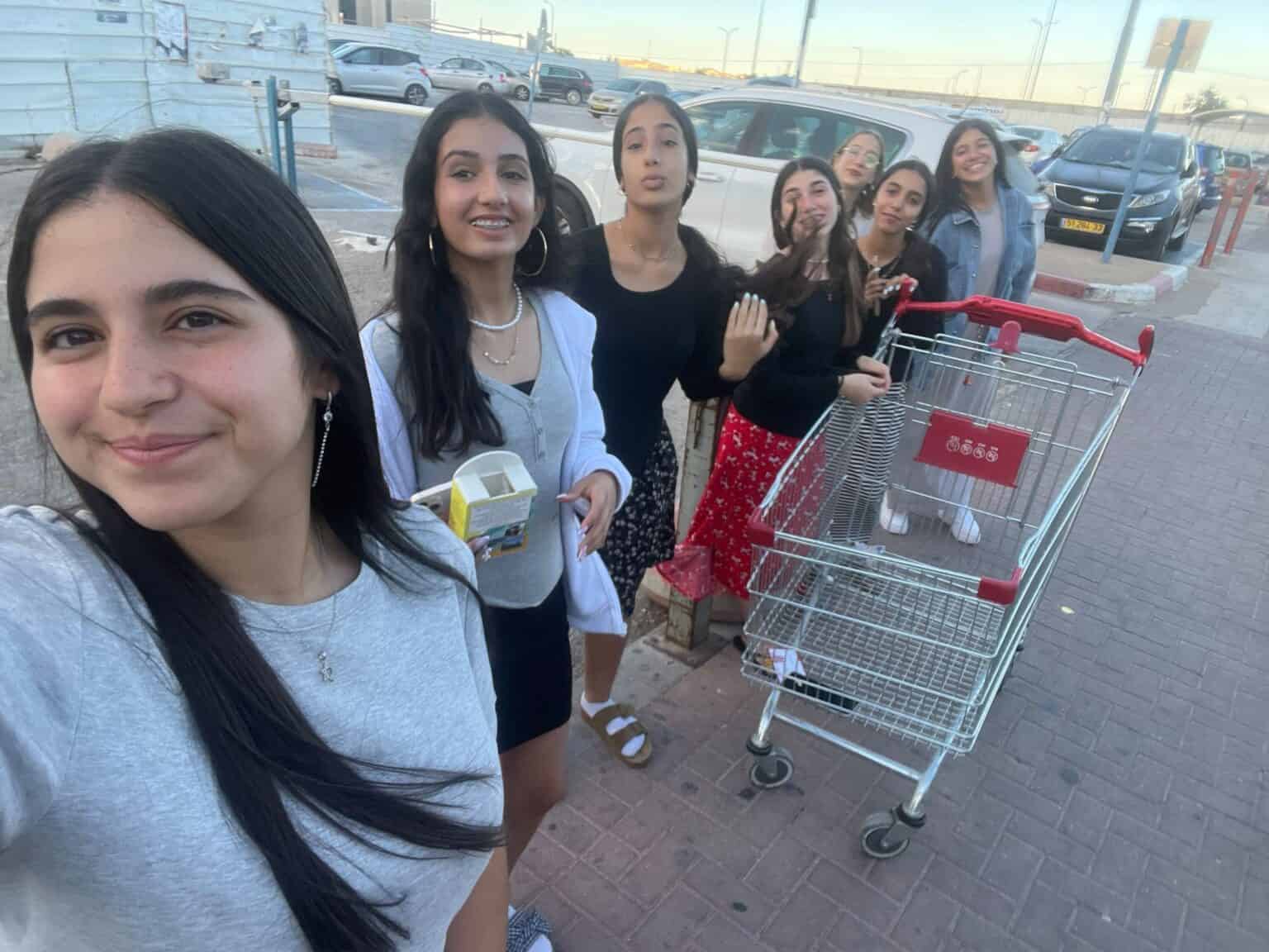 חלוקת המארזים המוכנים למשפחות ביישוב.